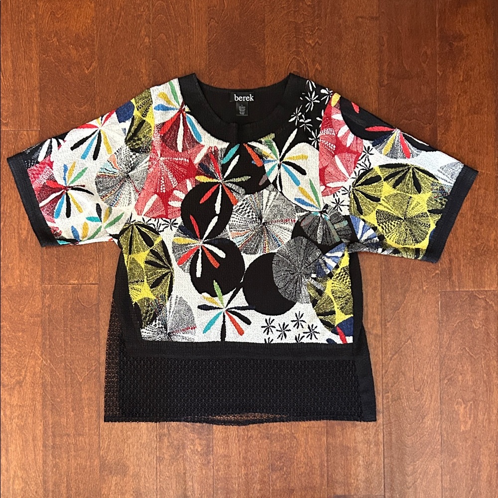 berek Short Sleeve Blouse with Artsy Pattern and Crocheted Bottom, Size Large